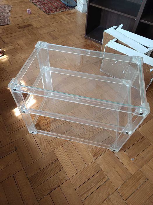 Mesa de centro em acrílico estilo retro
