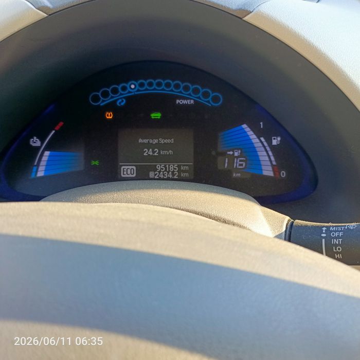 Автомобіль Nissan leaf.