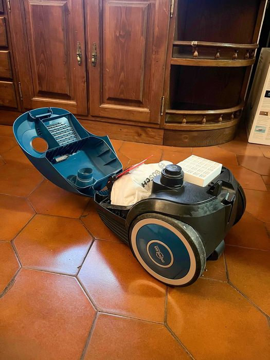 Vendo aspirador Bosch BGL25KMON/04 (Serie 2 MoveOn Mini) + 3 Sacos