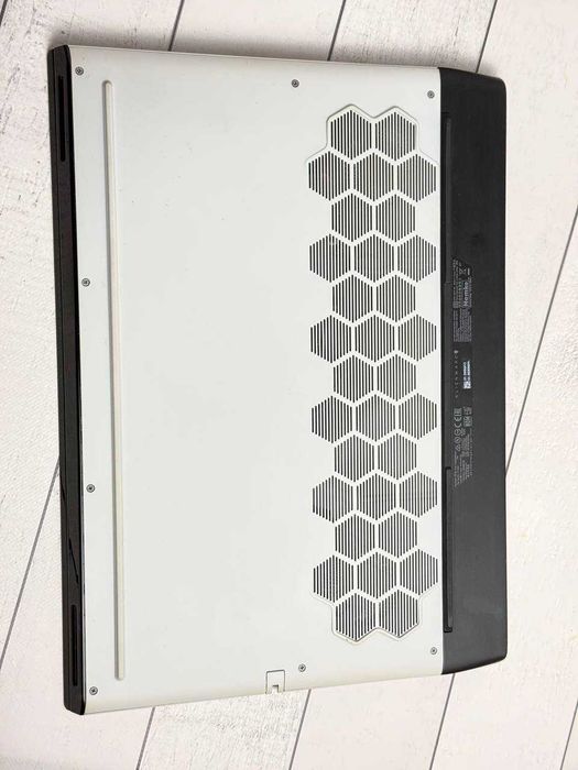 Alienware M17 R2 i7-9750H RTX 2070 Max-Q 8gb 144hz ssd 512 16ram ddr4