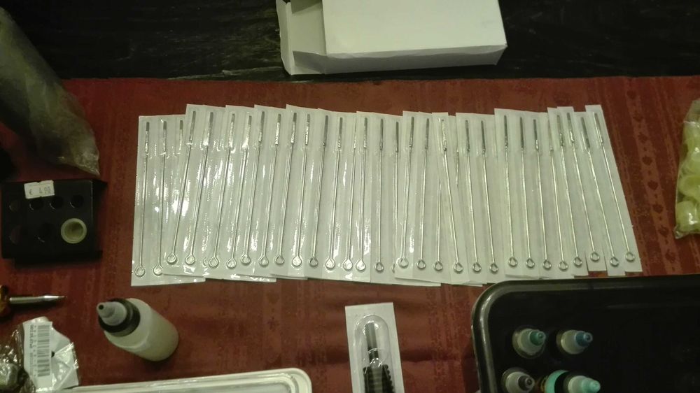 Material variado para fazer tatuagens