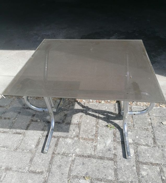 3 cadeirões e mesa de centro