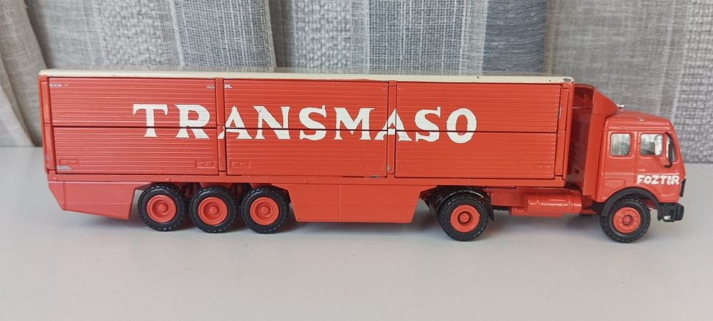 Camião Mercedes escala 1/50
