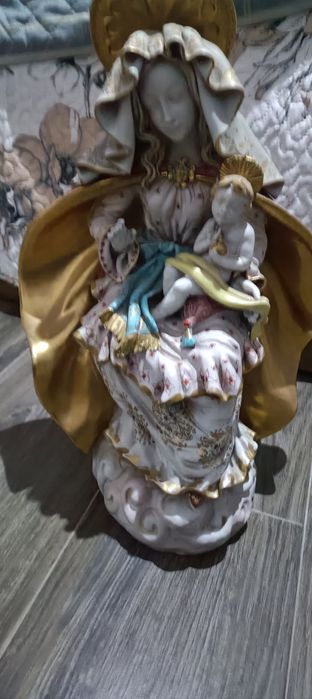 A Virgem Maria segurando o Menino Jesus, de Eugénio Pattarino
