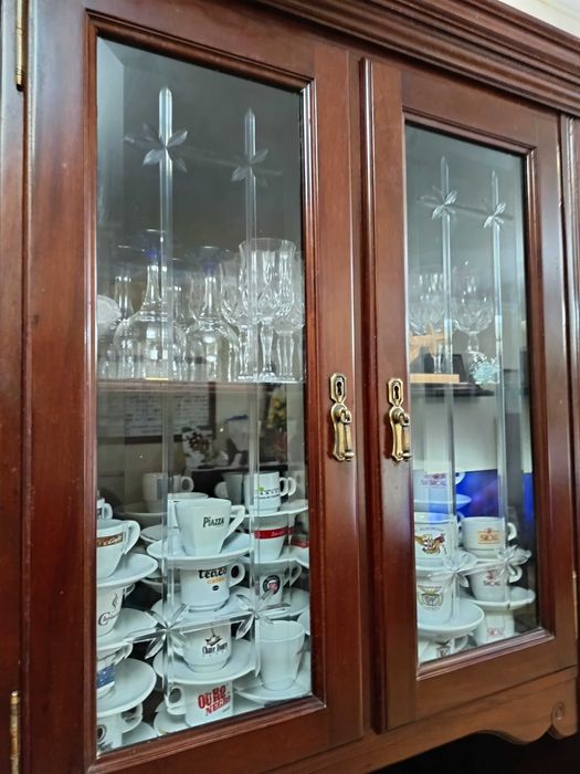 Móvel de sala com vitrine