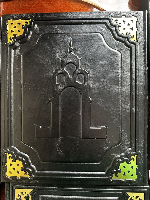 Шкіряні книги та щоденники ручної роботи