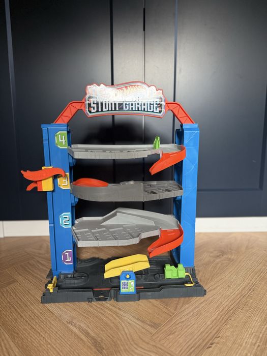 Hot wheels stunt garage
