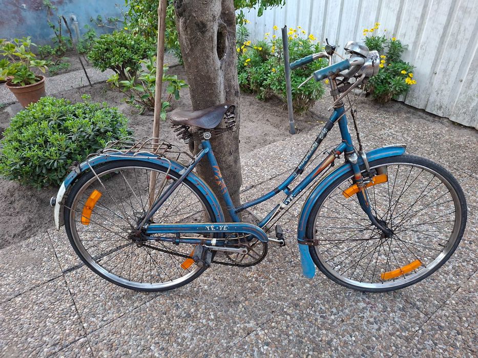 Bicicleta pedaleira antiga de senhora