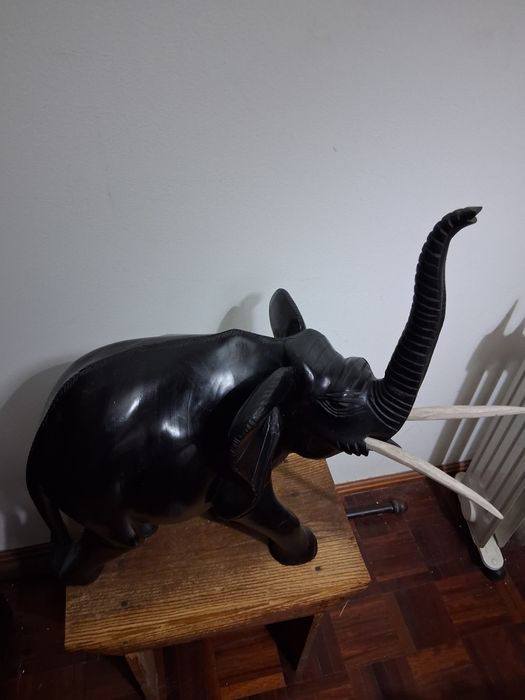 Elefante de pau preto