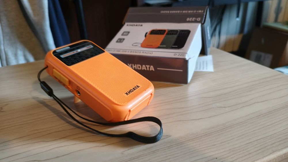 Turystystyczne radio kieszonkowe Xhdata D-220 FM AM SW