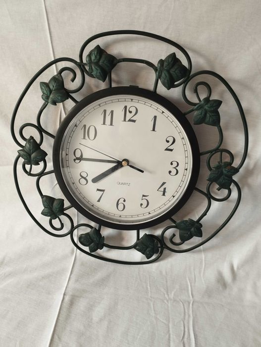 Relógio vintage de parede quartz com estrutura metálica