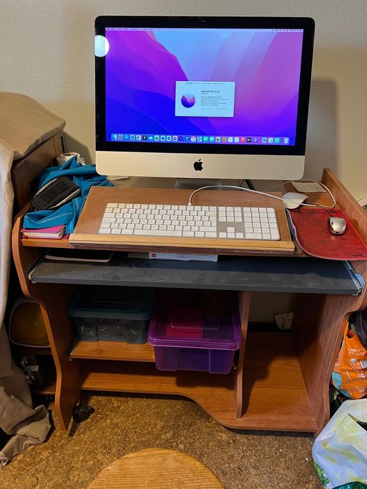 Computador com monitor, teclado  da APPLE, descrições em cada ecrã