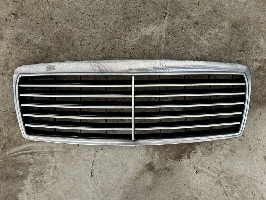 MERCEDES E KLASA W210 GRILL ATRAPA 2108880123