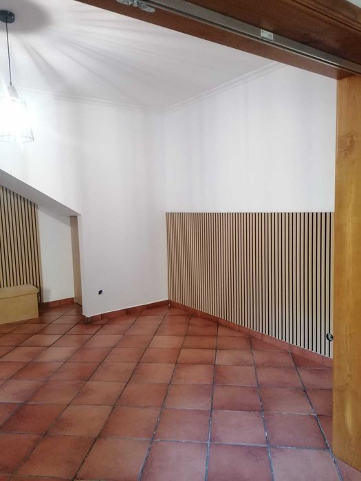 Estúdio com quarto/sala e cozinha e wc em r/c de moradia
