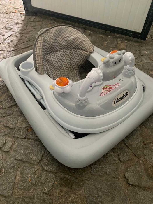 Andador de bebé usado disponível para venda.