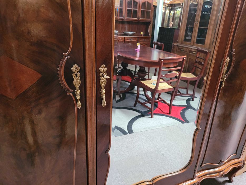 Guarda fatos antigo em muito bom estado geral