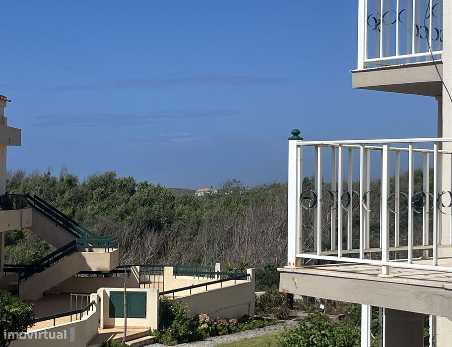 Apartamento T2 na Praia de Paredes de Vitória com varanda e garagem