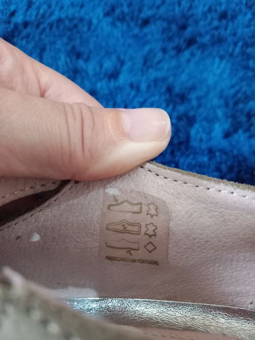 Sapatos beges de pele de salto alto com compensação