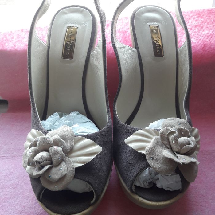 Кожаные босоножки фирменные новые