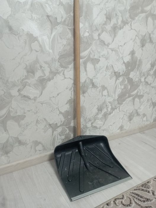 Лопати снігові з товстого пластику