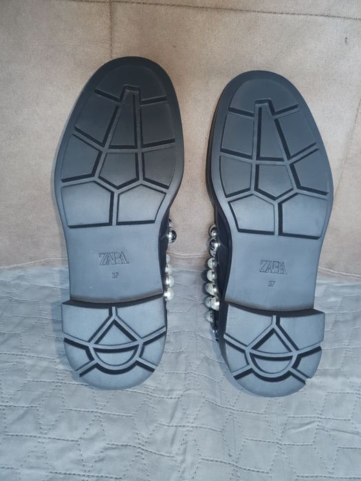 Черевики Zara з перлинними ремінцями.