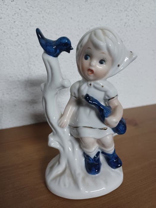 Menina violinista em porcelana