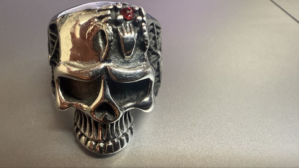 Masywny sygnet w kształcie czaszki – r. 19