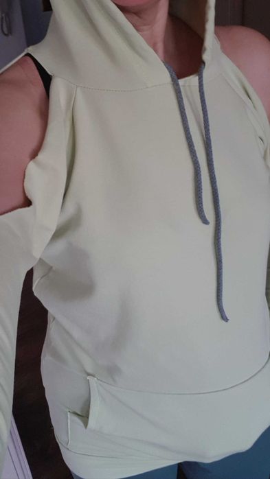 Bluza z kapturem i wyciecia na ramionach S/M