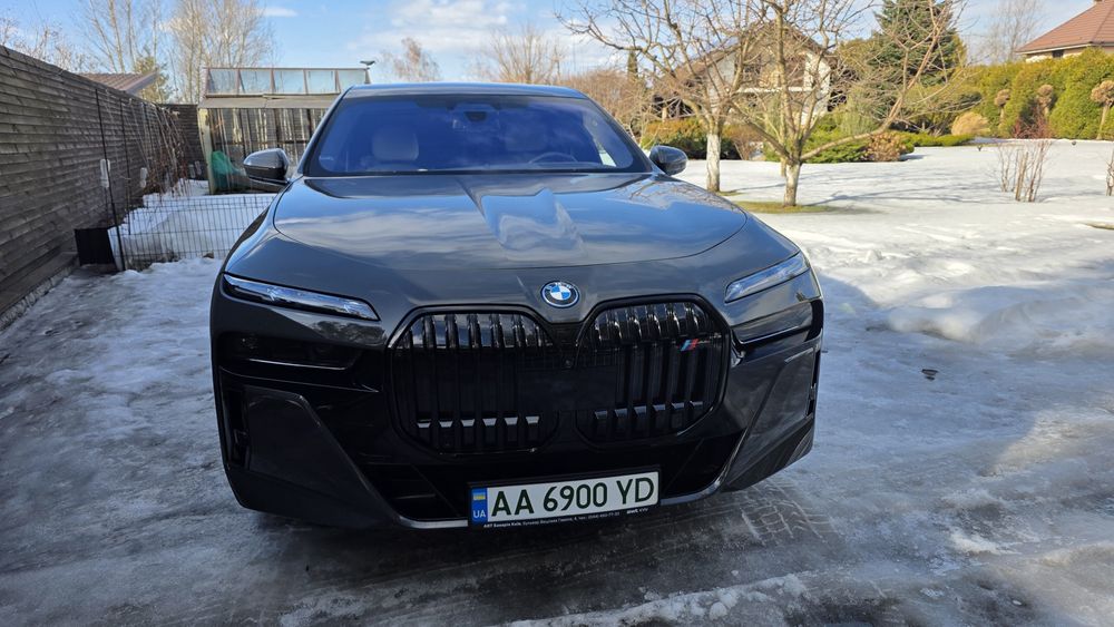 BMW i7 електромобіль
