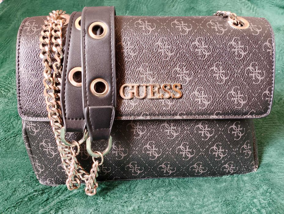 torebka GUESS czarna złote napisy pasek z łańcuchem