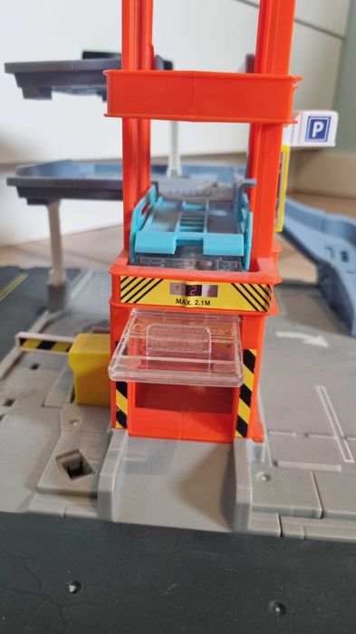 MATCHBOX Prawdziwe Przygody - Parking wielopoziomowy, garaż HBL60