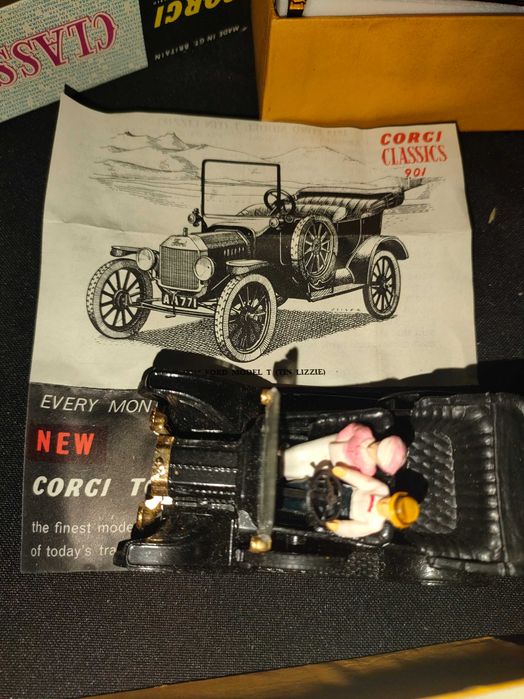 Duas miniaturas Corgi classic