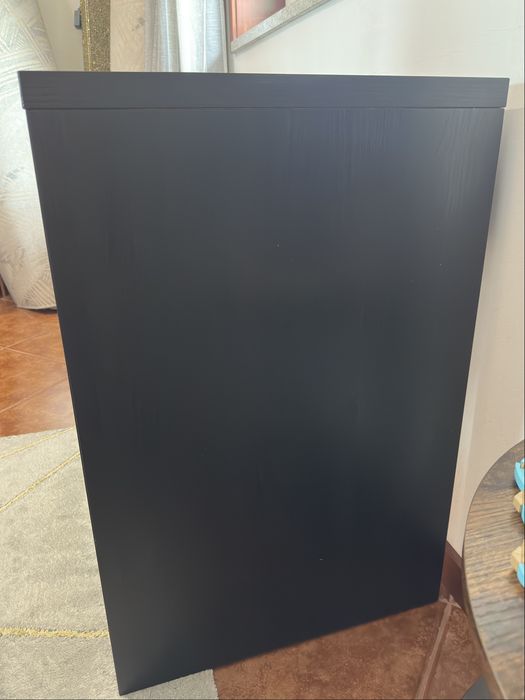 Secretária IKEA MICKE (142x50 cm) – Castanho-escuro / Preto
