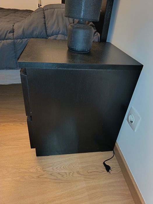 Cama com mesas de cabeceira