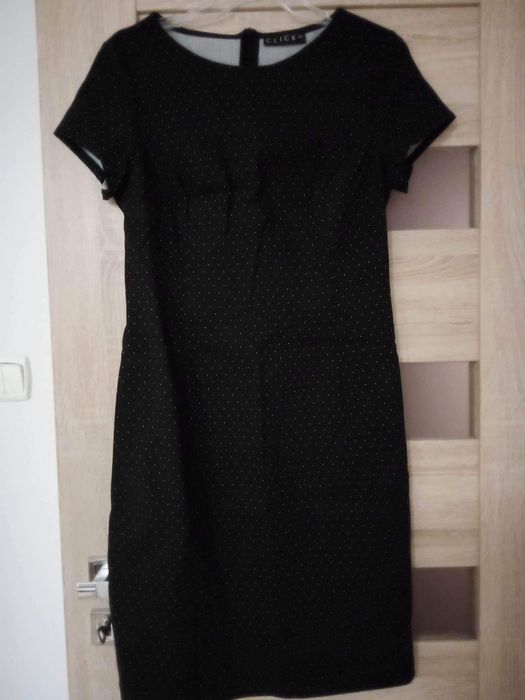 Czarna sukienka w kropki 38