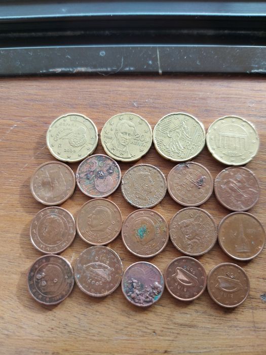 Moedas com defeito diferentes e de vários países