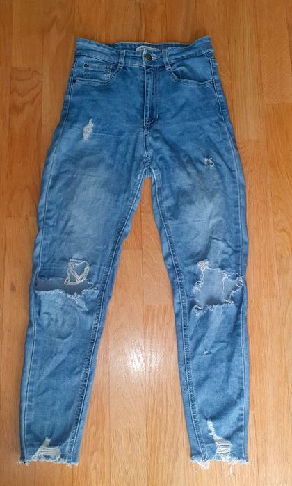 Jeansy z dziurami