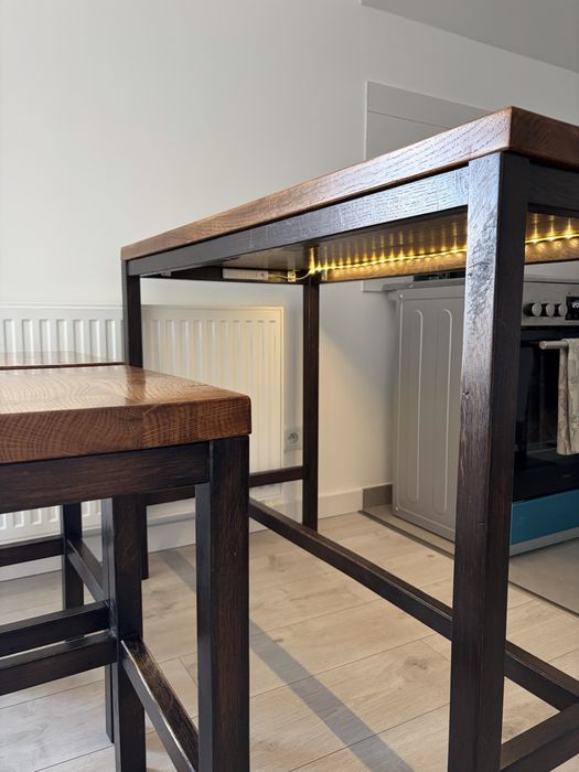 Stół barowy z 2 hokerami – lite drewno, ręczna robota, LED