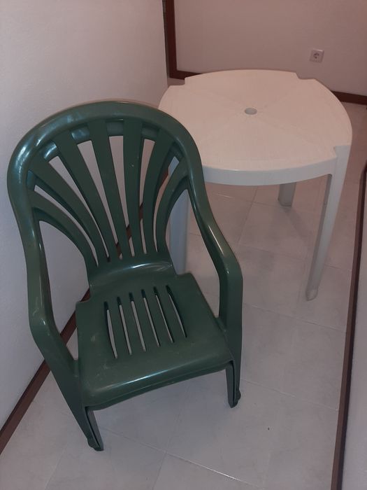 Mesa e 2 cadeiras plástico jardim.