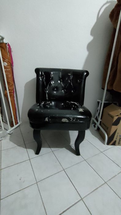 Poltrona pequena capitonê preta