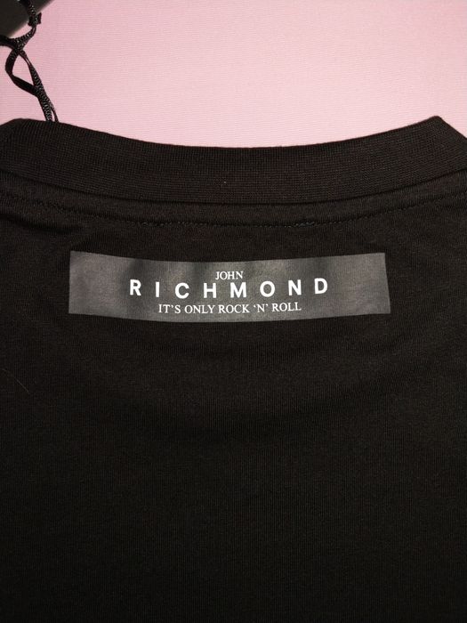 T-shirt męski marki John Richmond.
