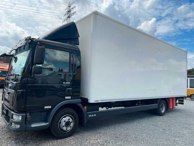 MAN TGL 12.250 mercadoria com plataforma Elevatória