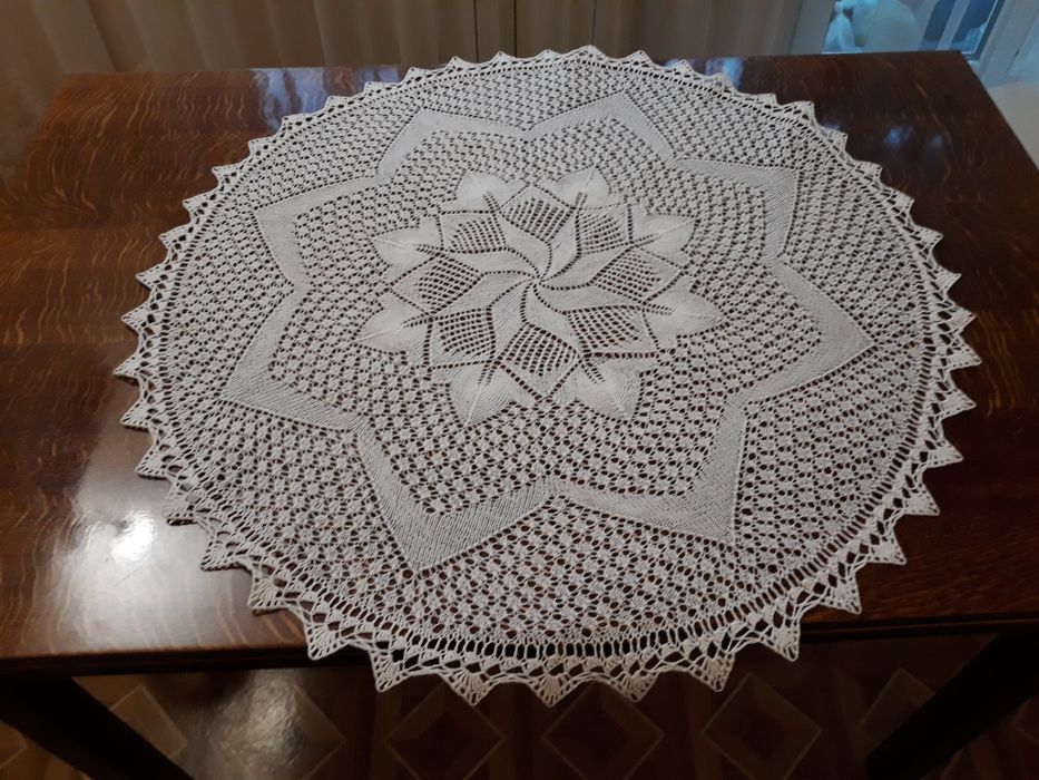Скатерть вязанная, на круглый стол