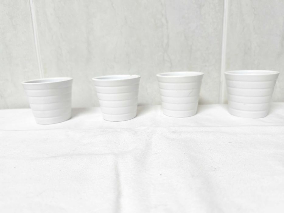 4 pequenos vasos cerâmica usados