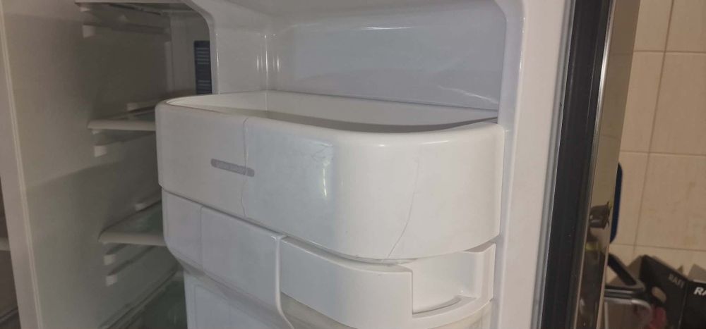 Lodówka Whirlpool z kostkarką i ekspresem do kawy