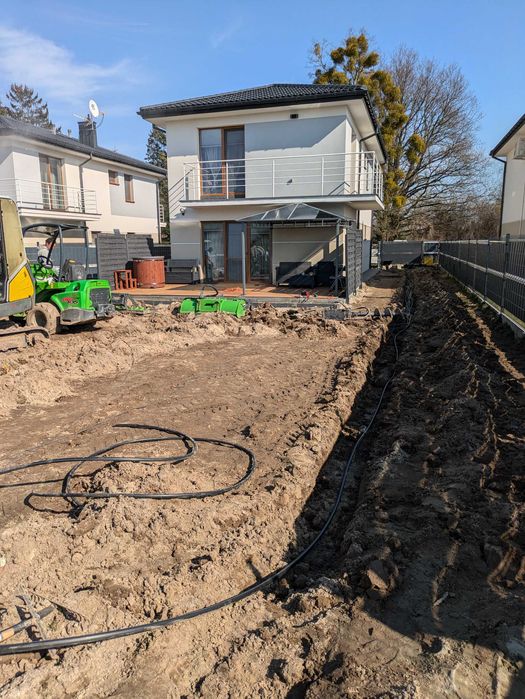 Prace ziemne  - mini koparka - ładowarka Avant 635 - glebogryzarka