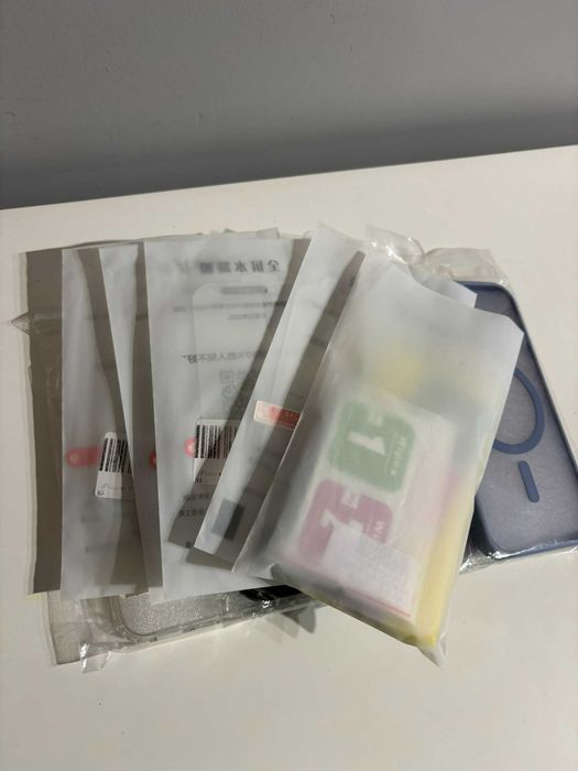 4 nowe etui + 5 folii gratis do Iphone 15