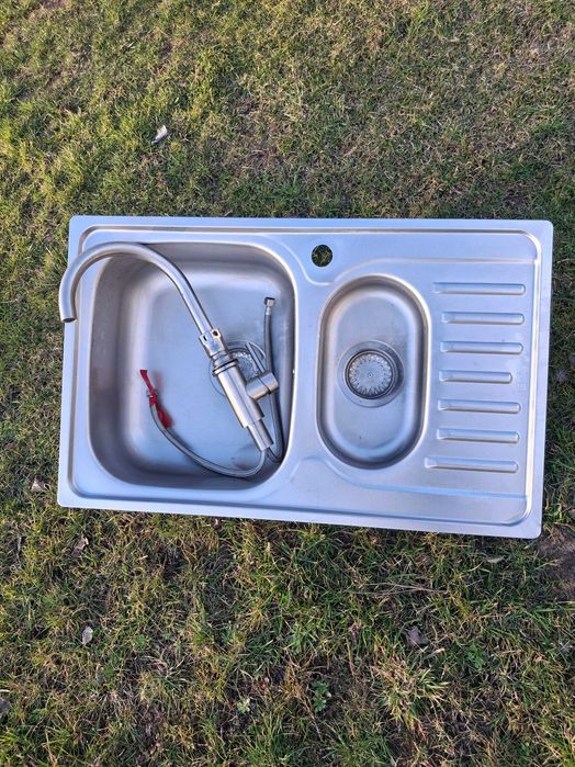 Zlew z dużą i małą komorą i ociekaczem oraz kranem