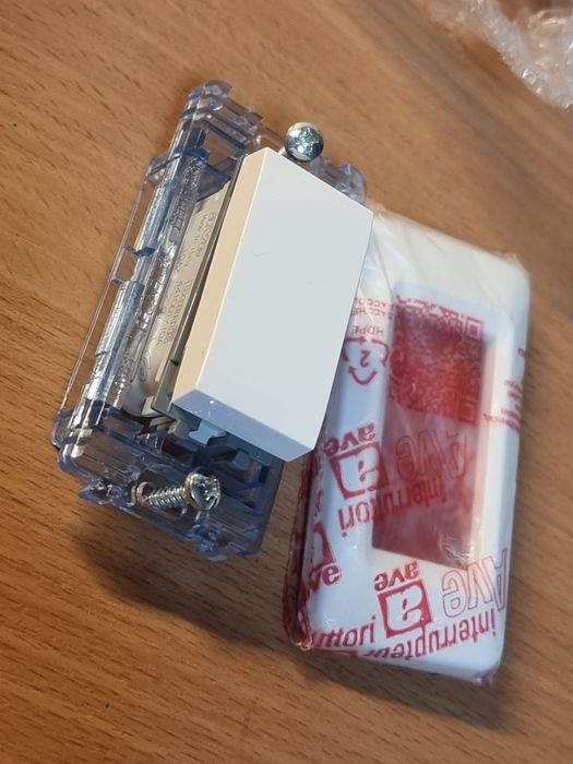 Włącznik jednobiegunowy wąski biały plastikowy 1M AVE