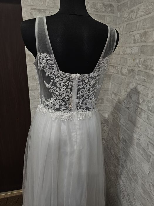 Suknia ślubna na ramiączka